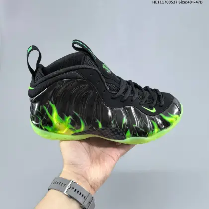 耐克Nike Air Foamposite One ParaNorman 通灵男孩 黑绿 NBA球星安芬尼·哈达威签名喷泡一代中帮休闲运动文化篮球鞋. 官方货号#579771-003 1997年是NKE发展转型的时期,随着飞人乔丹年龄的增长,球风日益稳健,刺激眼球的镜头越来越少,NKE便选择了球风劲爆、有乔丹接班人之称的一“便士”哈达威成为当家代言人,Nike Air Foamposite One随之上市,国内的球迷也亲切的称为“喷”.Eric Avar运用了当时世界上鞋类产品最高端的科技一改良后的双层Zoom Air气垫和大面积碳板,因此拥有澎湃脚感,鞋面则采用了Foamposite-一体成型鞋面技术,不但具备靓丽的外观和金属的质感,更为鞋子提供了良好的包裹性和支撑性,从而提高了鞋身整体的稳定性.HL111700527 B